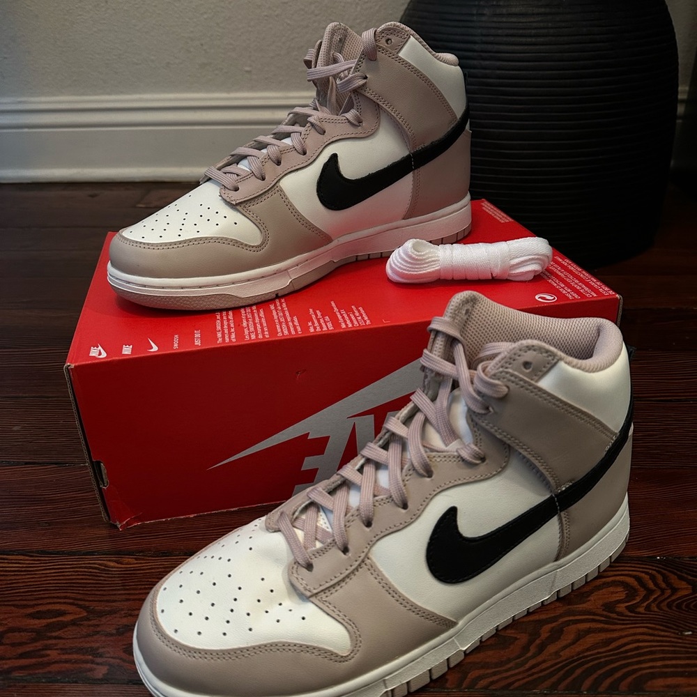 NIKE DUNKS WMNS 10.5 MENS 9